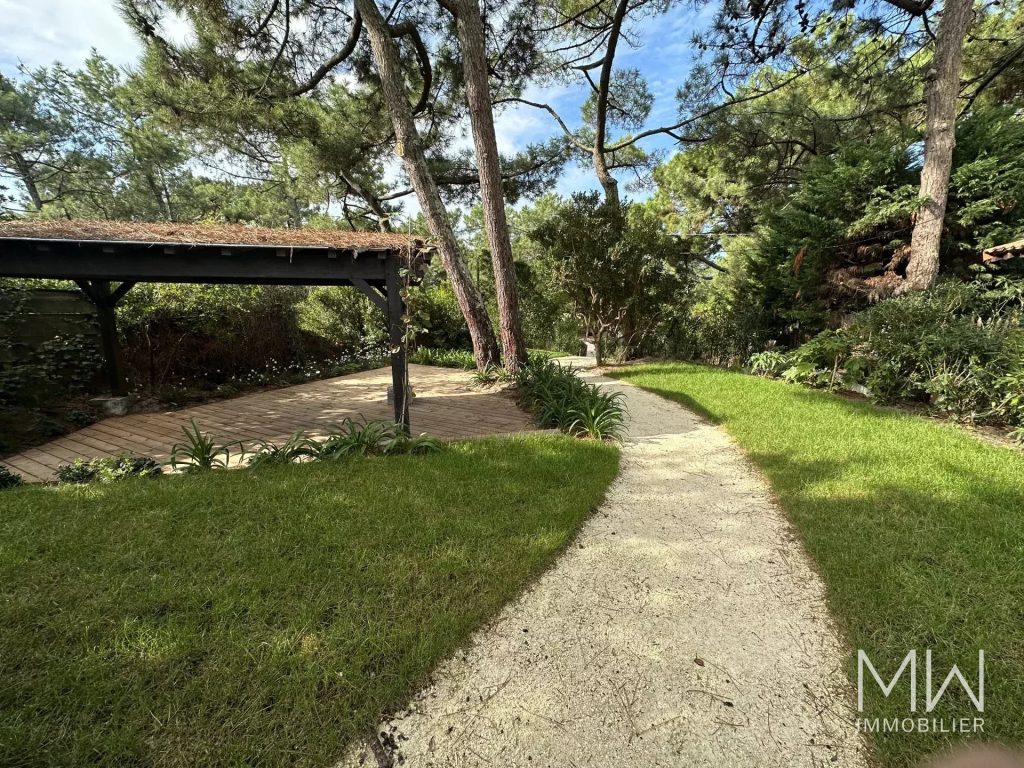 JOLIE VILLA BOIS