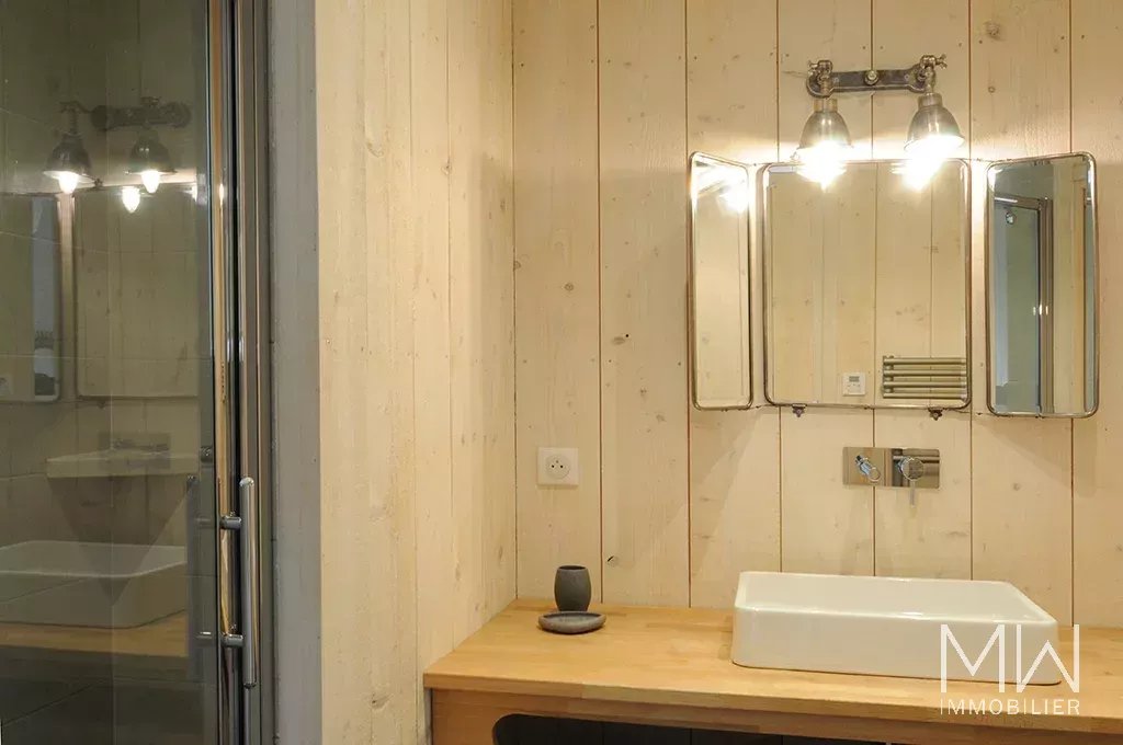 JOLIE VILLA BOIS AVEC PISCINE