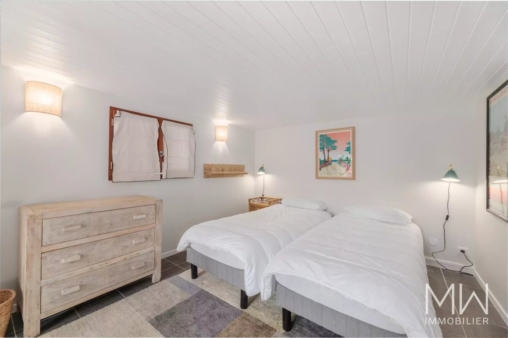 AGREABLE VILLA BOIS AVEC PISCINE AU PIED DU PHARE