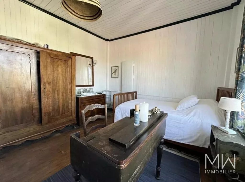 VILLA PLEINE DE CHARME EN 1ERE LIGNE