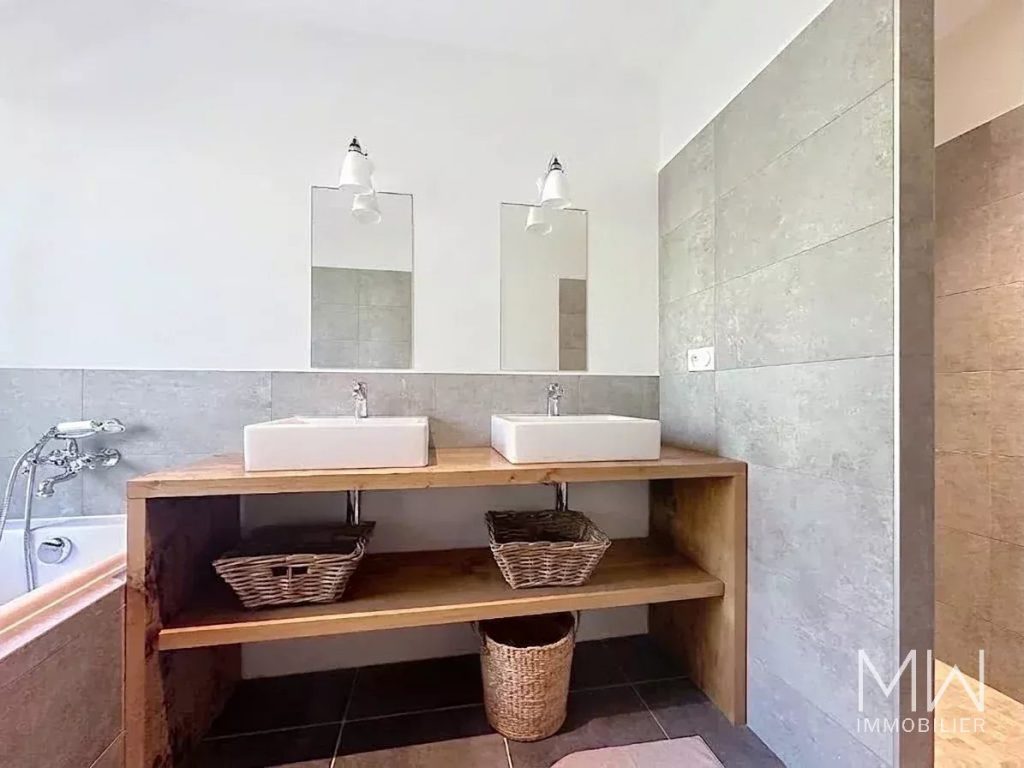 BELLE VILLA BOIS AVEC PISCINE