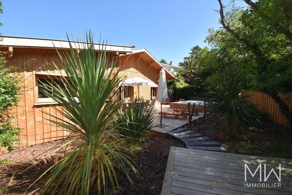 CHARMANTE VILLA BOIS AVEC PISCINE