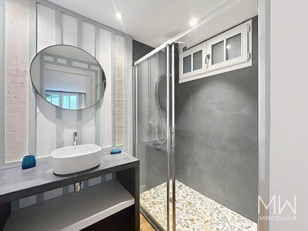 JOLIE VILLA BOIS AVEC PISCINE