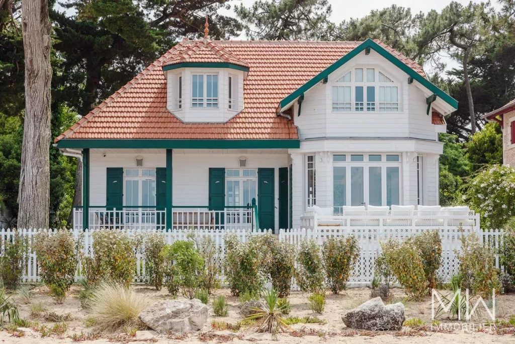 VILLA D&rsquo;EXCEPTION FACE AU BASSIN