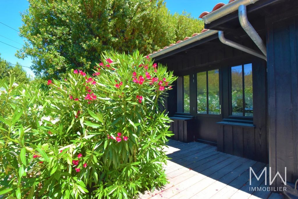 CHARMANTE VILLA BOIS AU COEUR DU VILLAGE