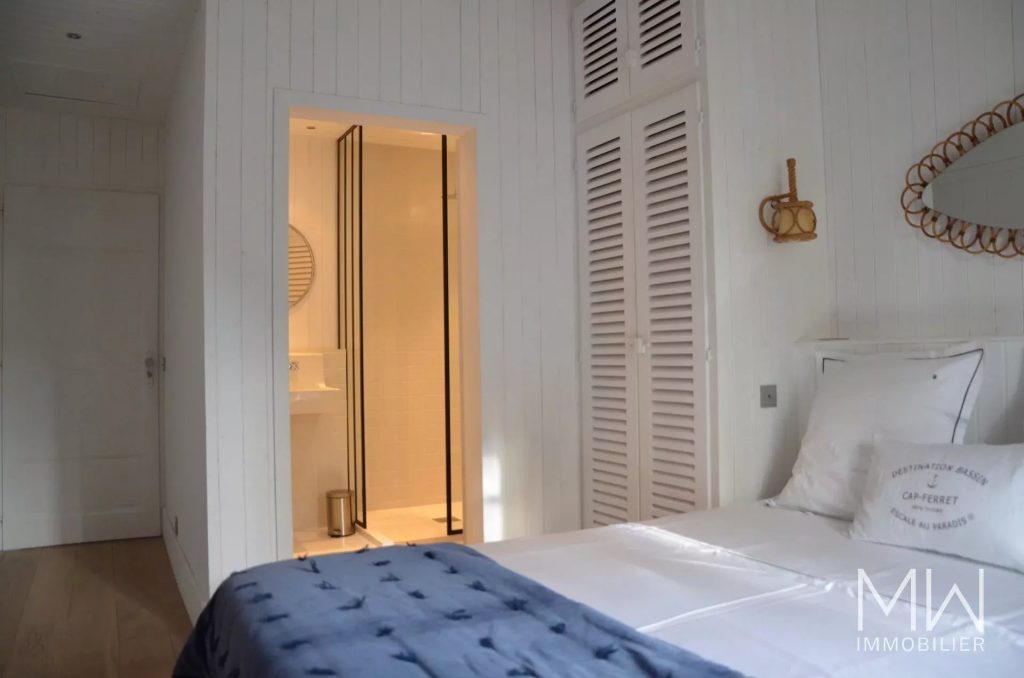 BELLE VILLA BOIS AVEC PISCINE DANS SON ECRIN DE VERDURE