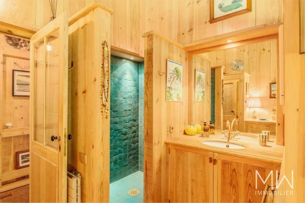 JOLIE VILLA BOIS