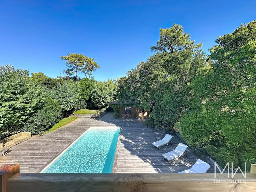 BELLE VILLA BOIS AVEC PISCINE