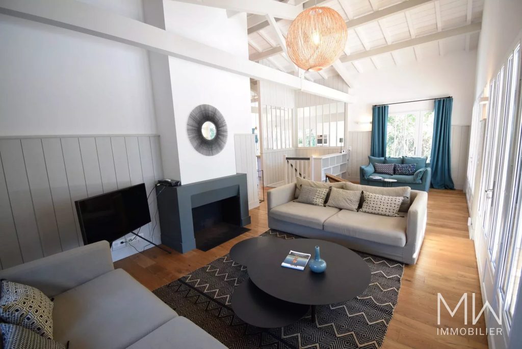 JOLIE VILLA BOIS AVEC PISCINE