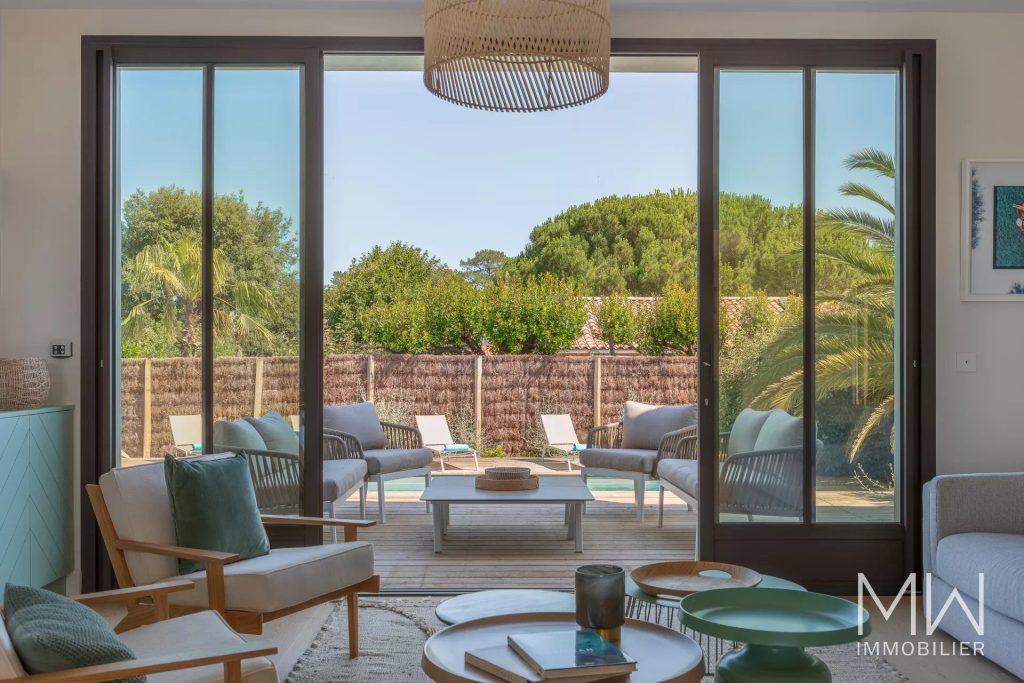 MAGNIFIQUE VILLA BOIS AVEC PISCINE