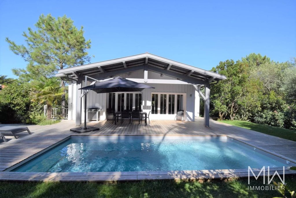 JOLIE VILLA BOIS AVEC PISCINE