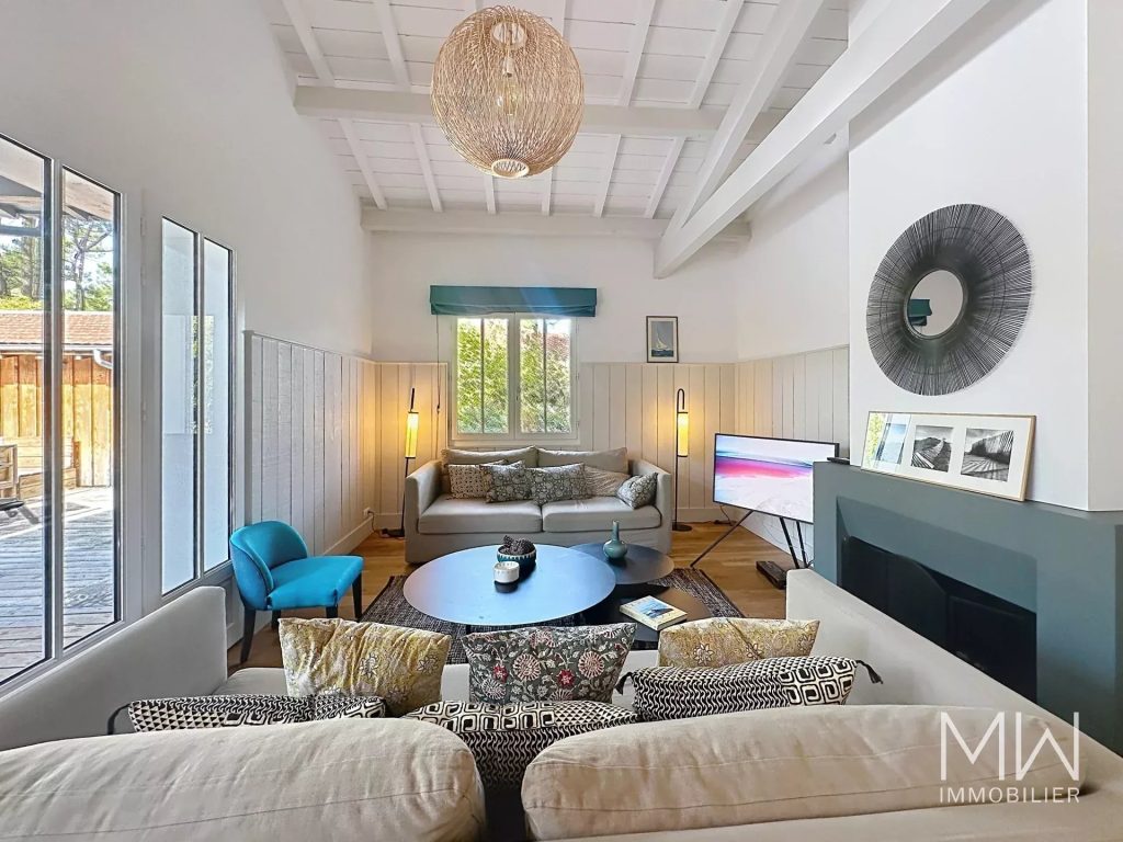 JOLIE VILLA BOIS AVEC PISCINE