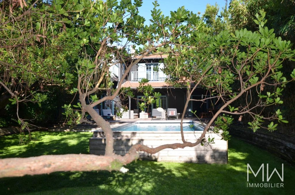 BELLE VILLA BOIS AVEC PISCINE DANS SON ECRIN DE VERDURE