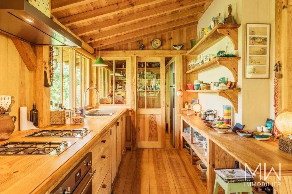 JOLIE VILLA BOIS