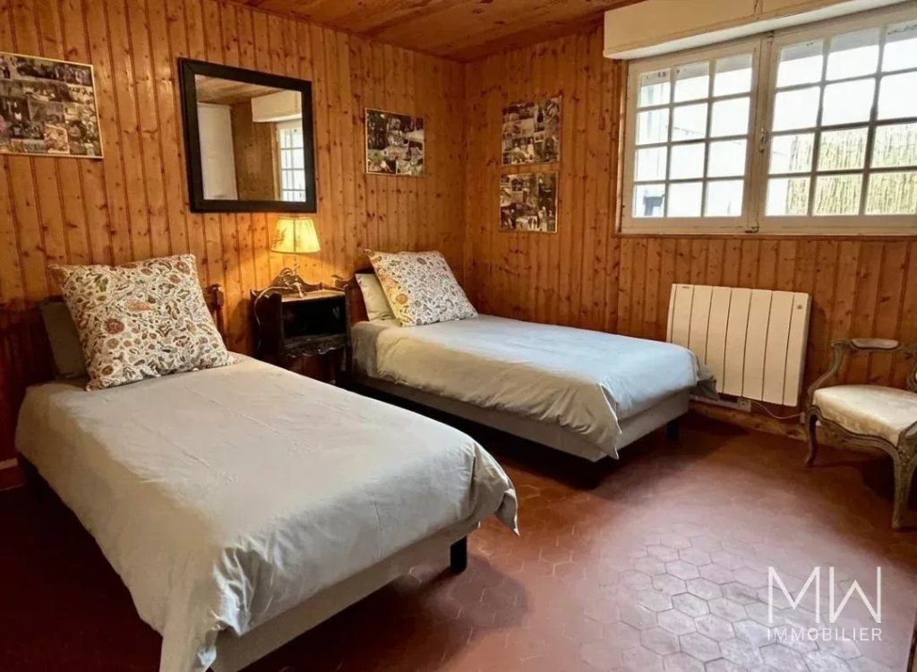 VILLA PLEINE DE CHARME EN 1ERE LIGNE