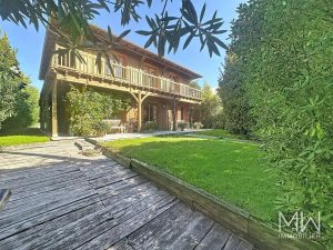 BELLE VILLA BOIS AVEC PISCINE