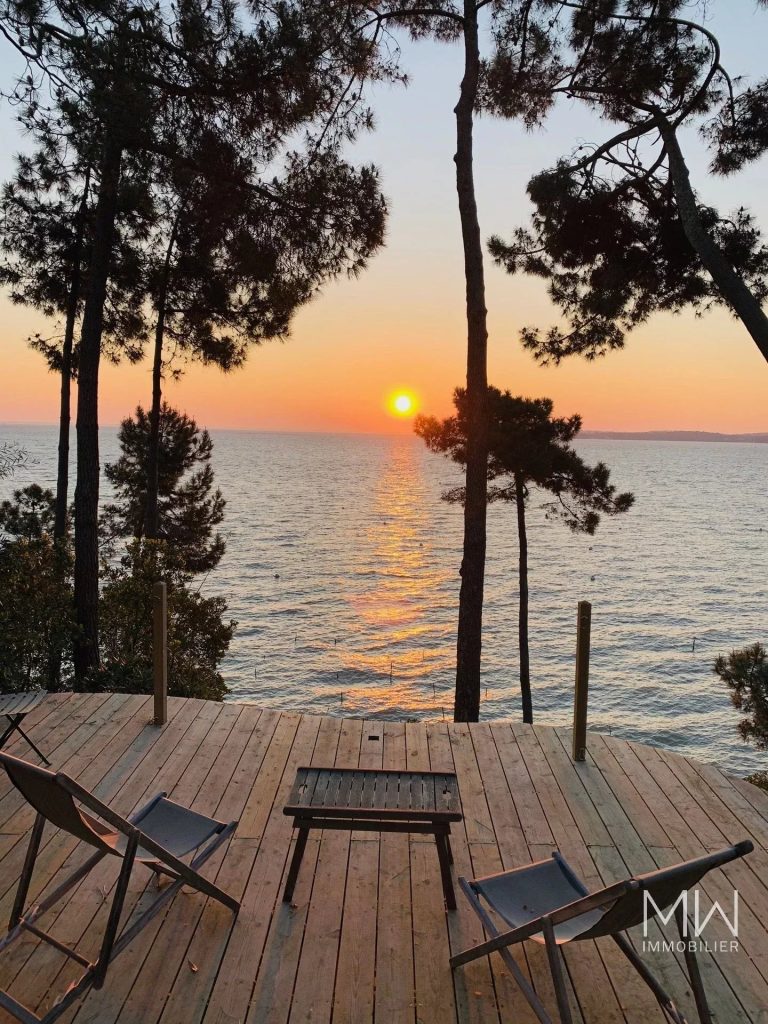 MAGNIFIQUE VILLA BOIS EN 1ERE LIGNE