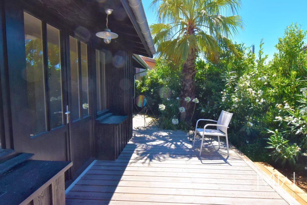 CHARMANTE VILLA BOIS AU COEUR DU VILLAGE