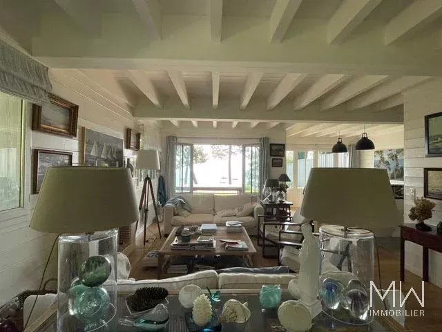 BELLE VILLA QUI SURPLOMBE LE BASSIN