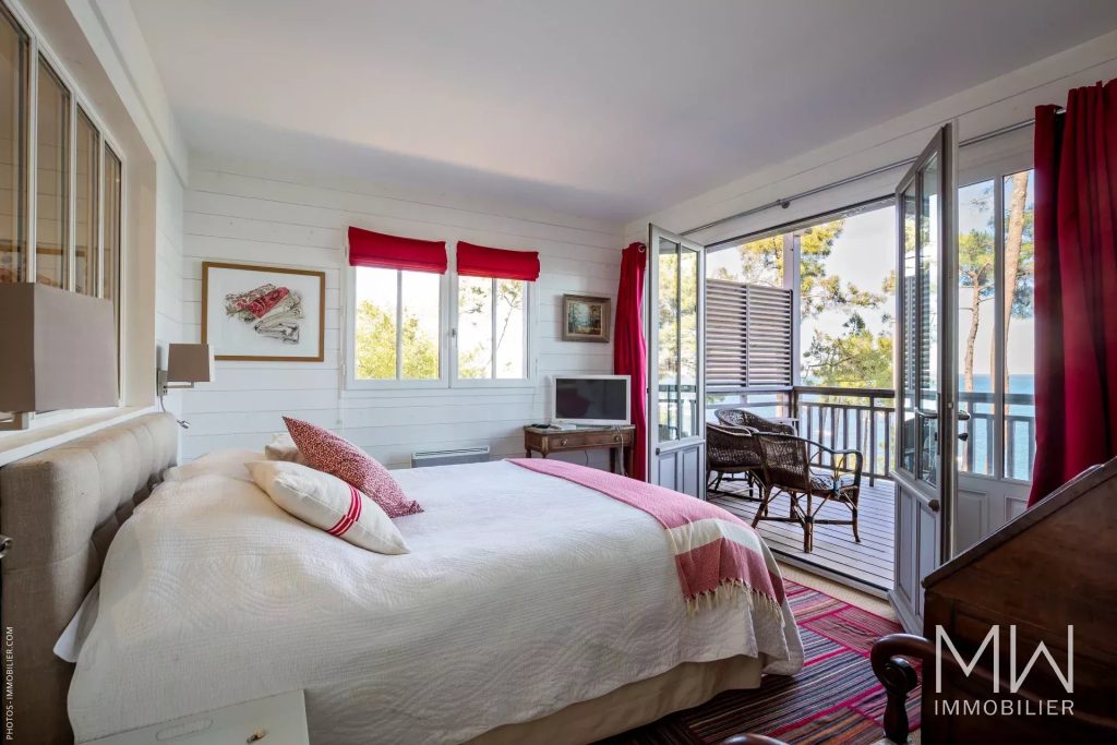 BELLE VILLA QUI SURPLOMBE LE BASSIN