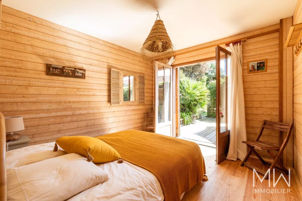 CHARMANTE ET PETITE VILLA BOIS