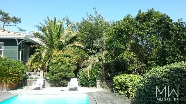 VILLA AVEC PISCINE AU CALME