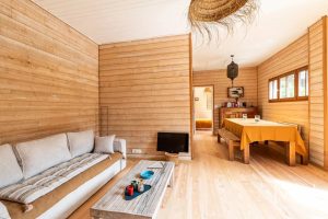 CHARMANTE ET PETITE VILLA BOIS