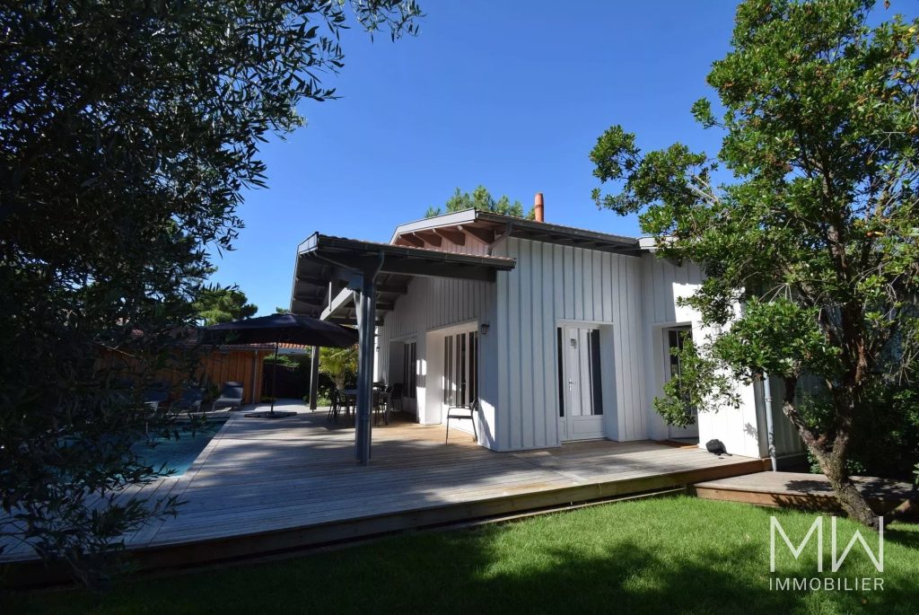JOLIE VILLA BOIS AVEC PISCINE