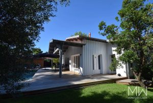JOLIE VILLA BOIS AVEC PISCINE