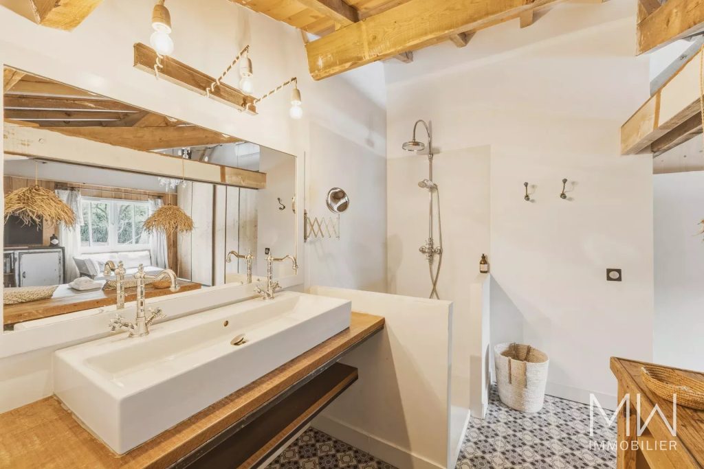 VILLA AVEC PISCINE SOUS LA PINEDE