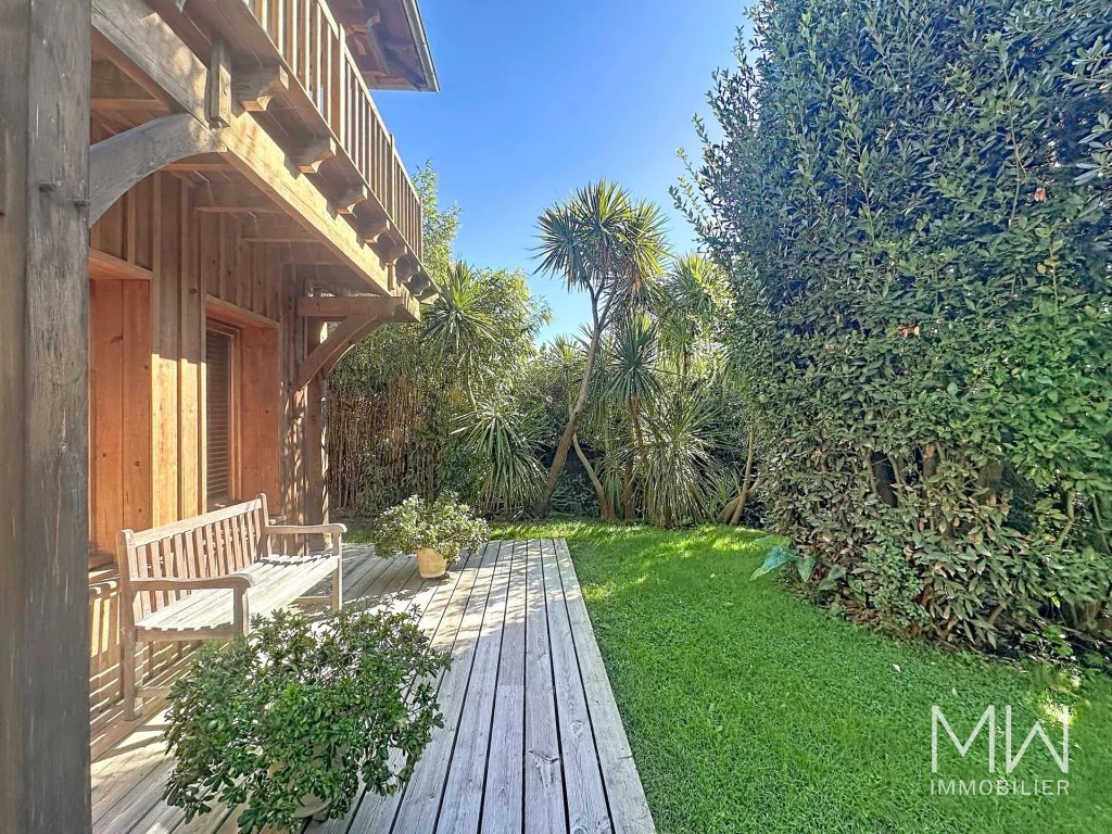 BELLE VILLA BOIS AVEC PISCINE