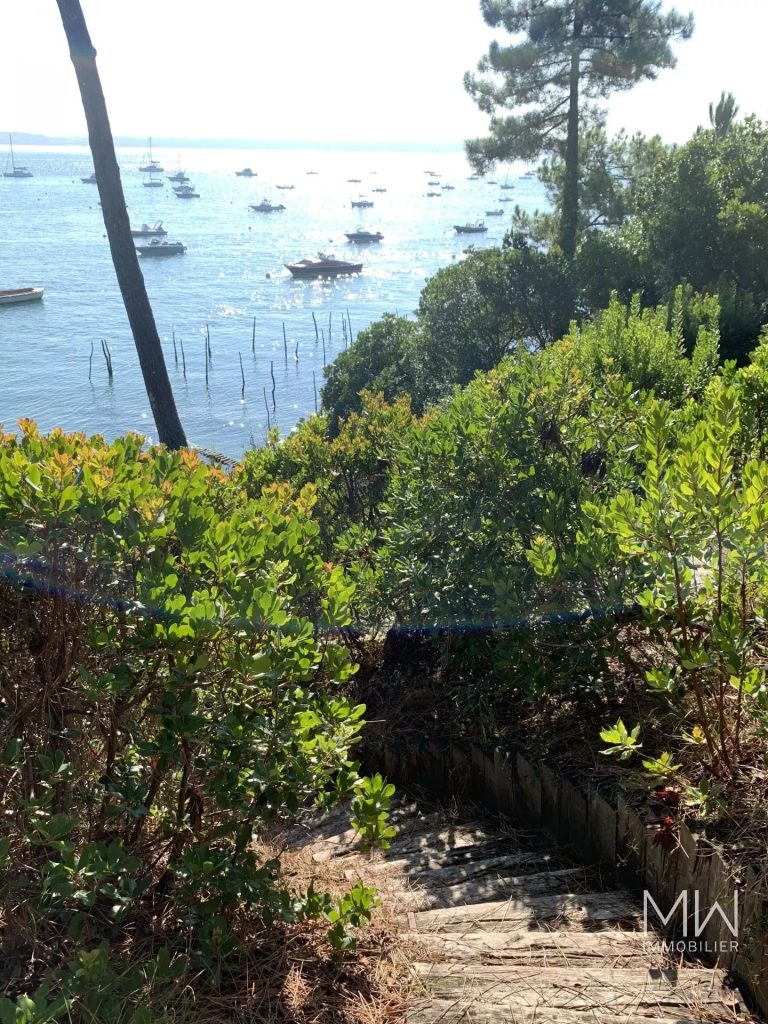 BELLE VILLA QUI SURPLOMBE LE BASSIN