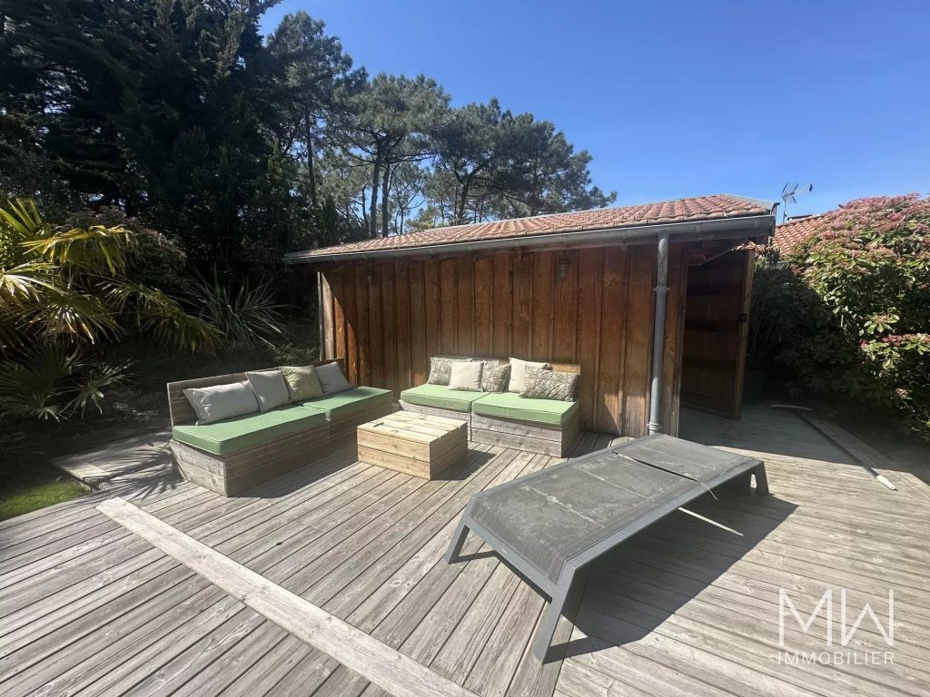 JOLIE VILLA BOIS AVEC PISCINE