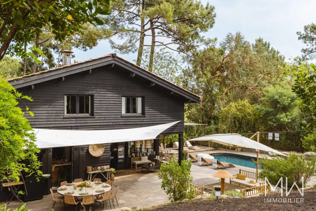VILLA AVEC PISCINE SOUS LA PINEDE