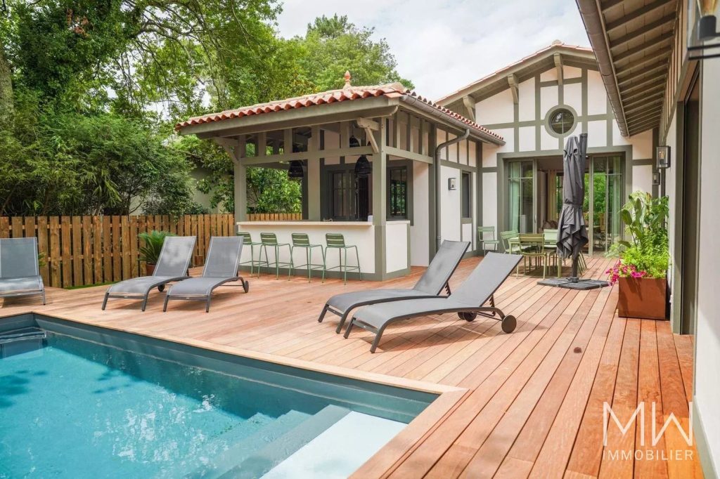 BELLE VILLA BOIS AVEC PISCINE
