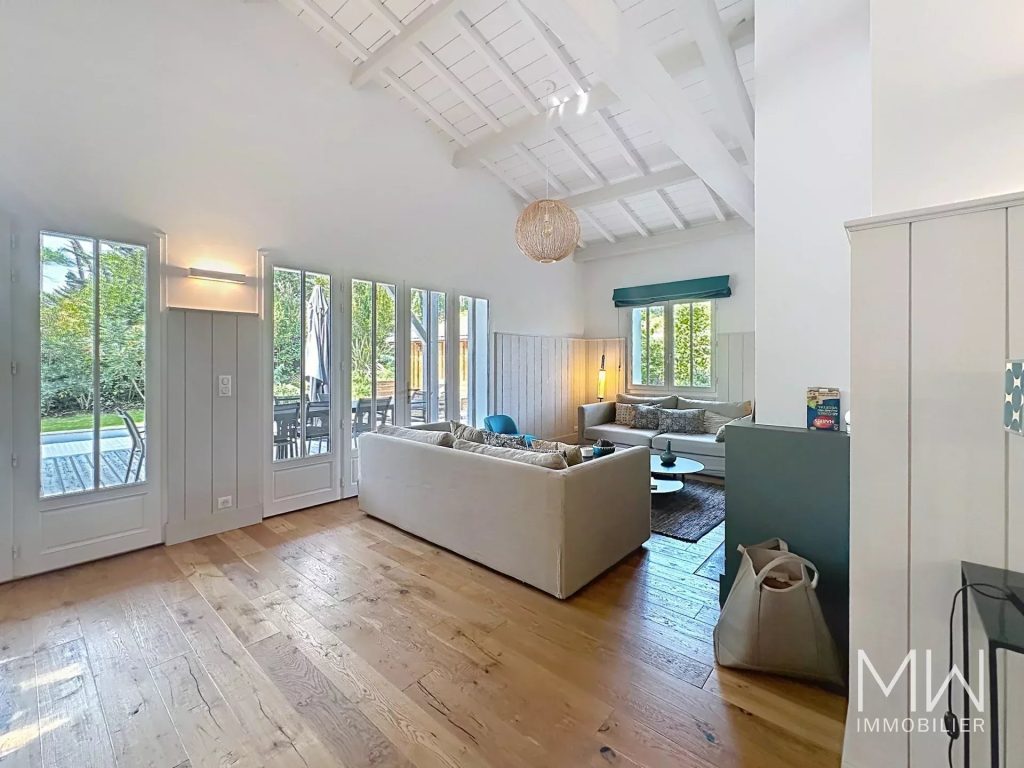 JOLIE VILLA BOIS AVEC PISCINE