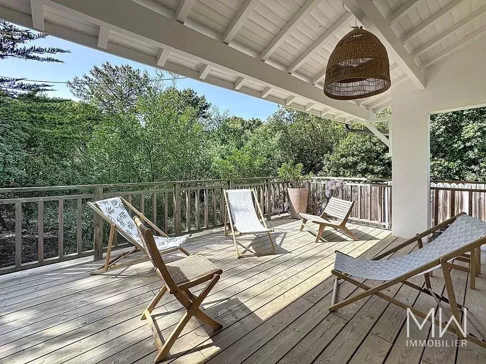 RAVISSANTE VILLA BOIS A LA POINTE
