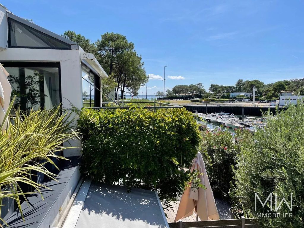 BEL APPARTEMENT FACE A L&rsquo;EAU