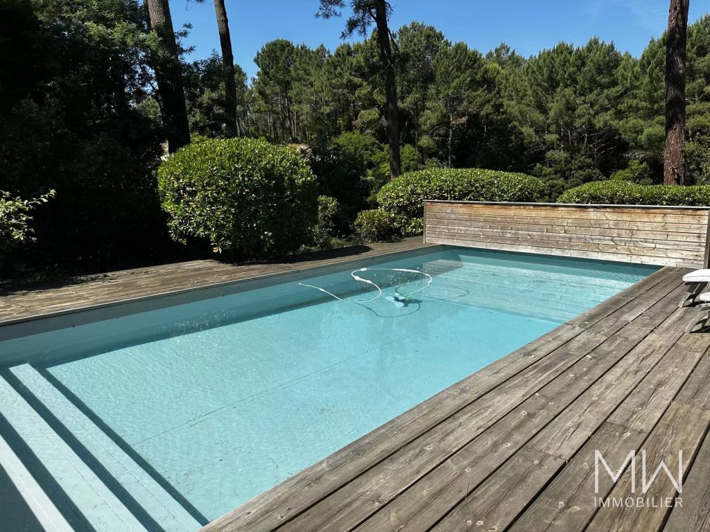 BELLE VILLA BOIS AVEC PISCINE