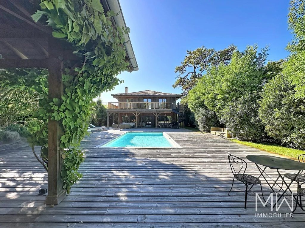 BELLE VILLA BOIS AVEC PISCINE