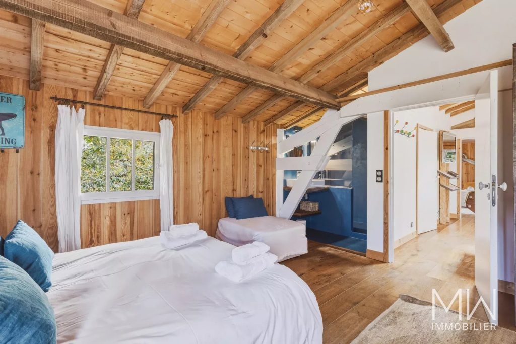 VILLA AVEC PISCINE SOUS LA PINEDE