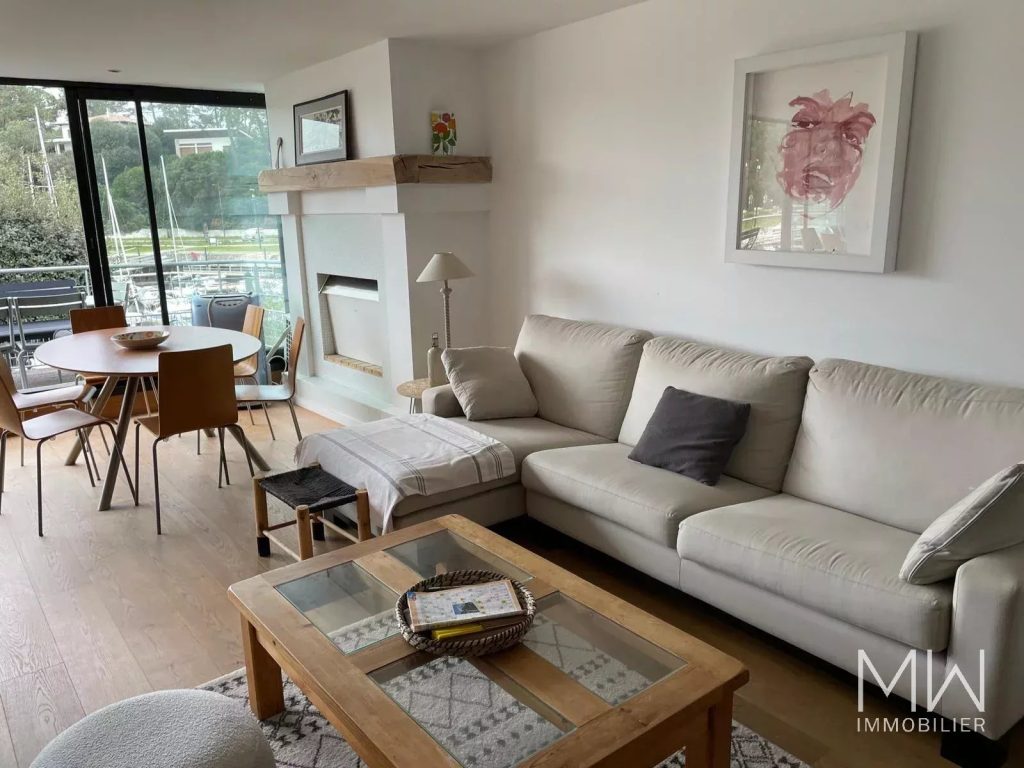 BEL APPARTEMENT FACE A L&rsquo;EAU