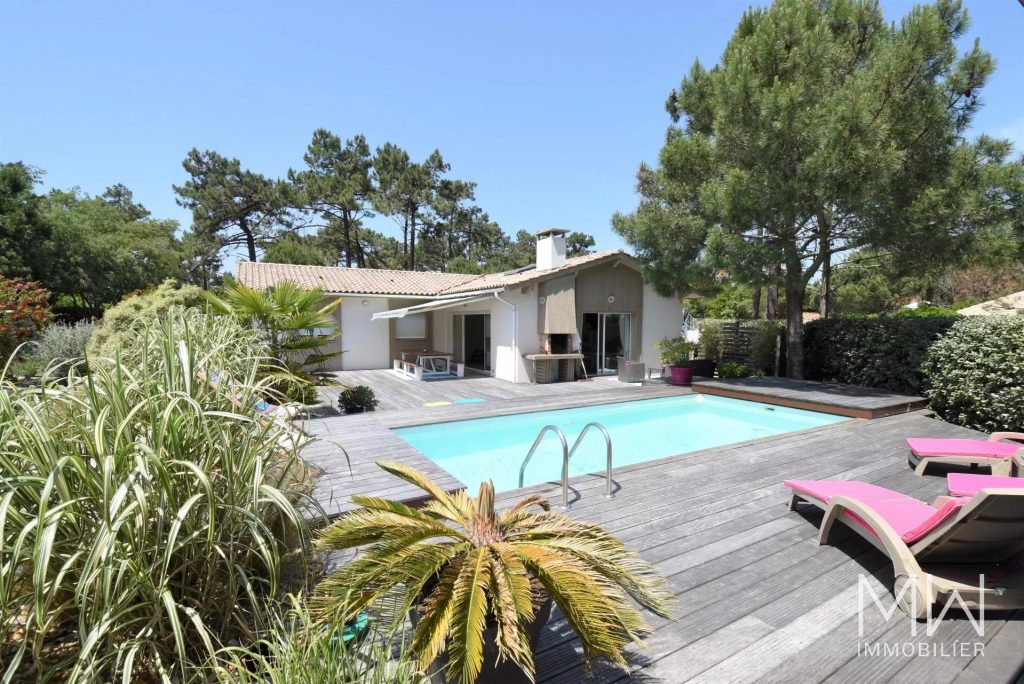 VILLA DE VACANCES AVEC PISCINE