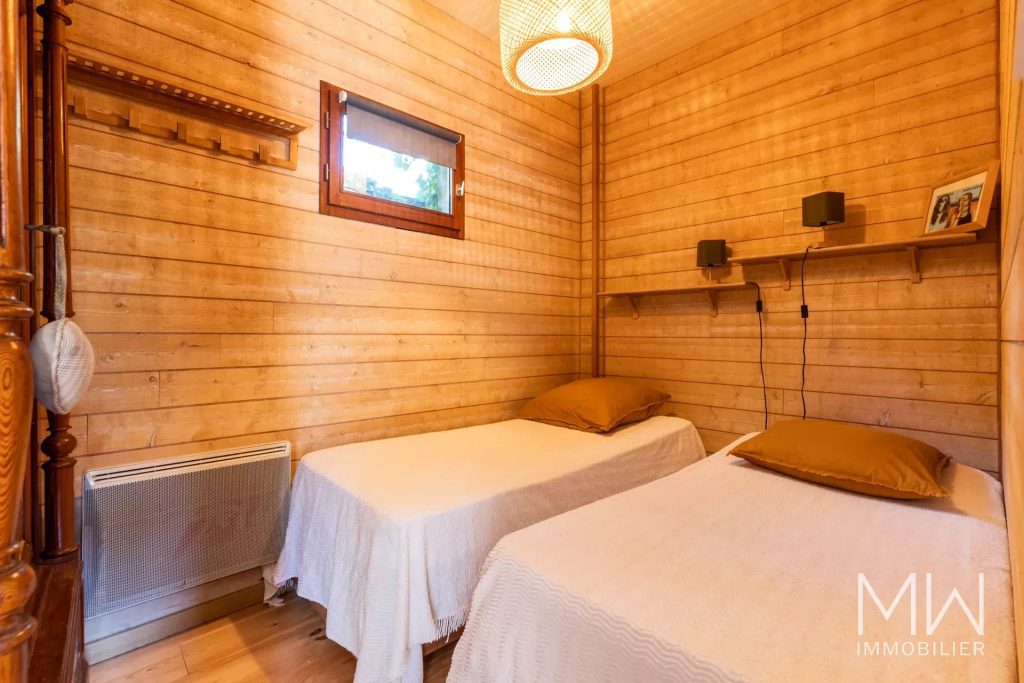 CHARMANTE ET PETITE VILLA BOIS