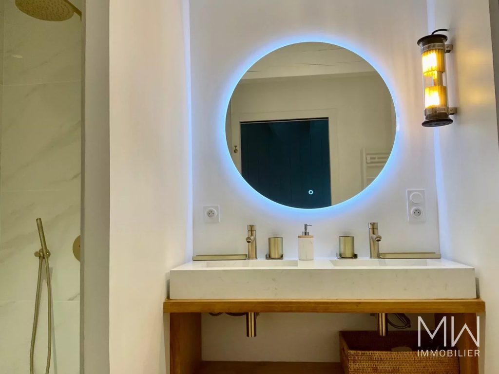 MAGNIFIQUE VILLA BOIS AVEC PISCINE