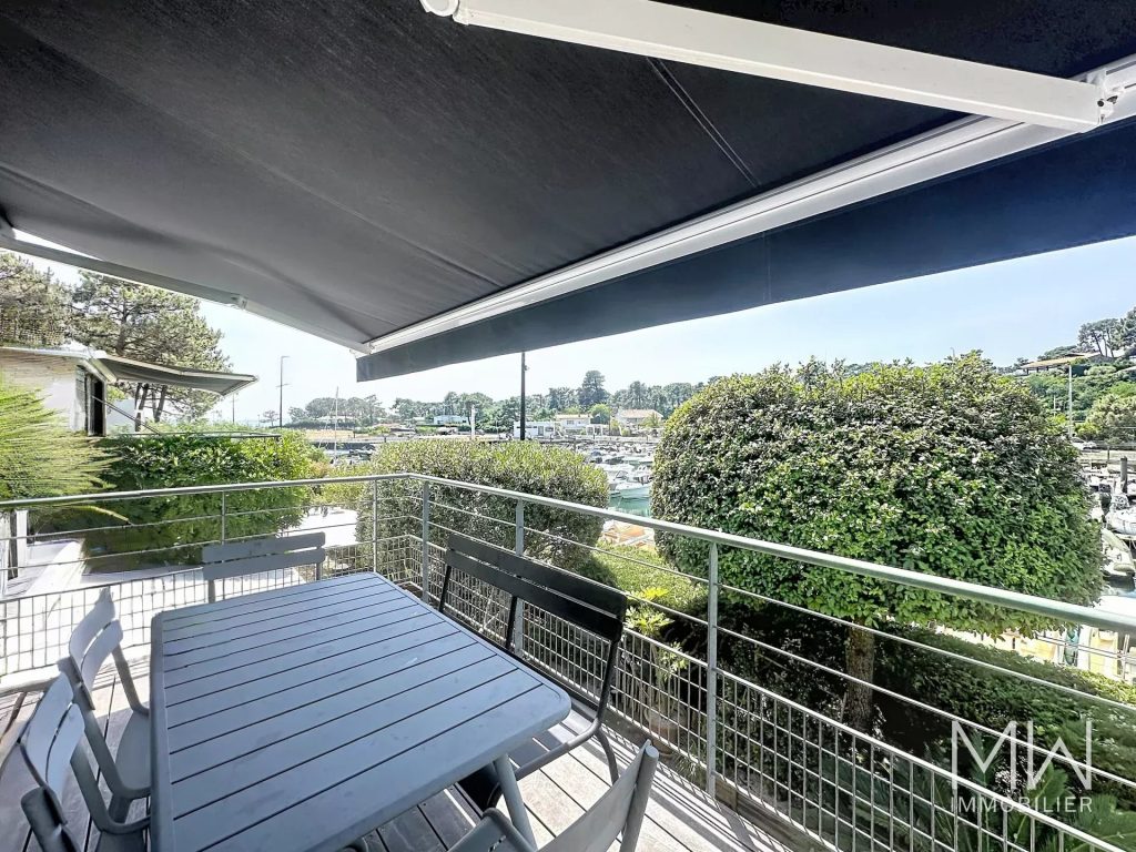BEL APPARTEMENT FACE A L&rsquo;EAU