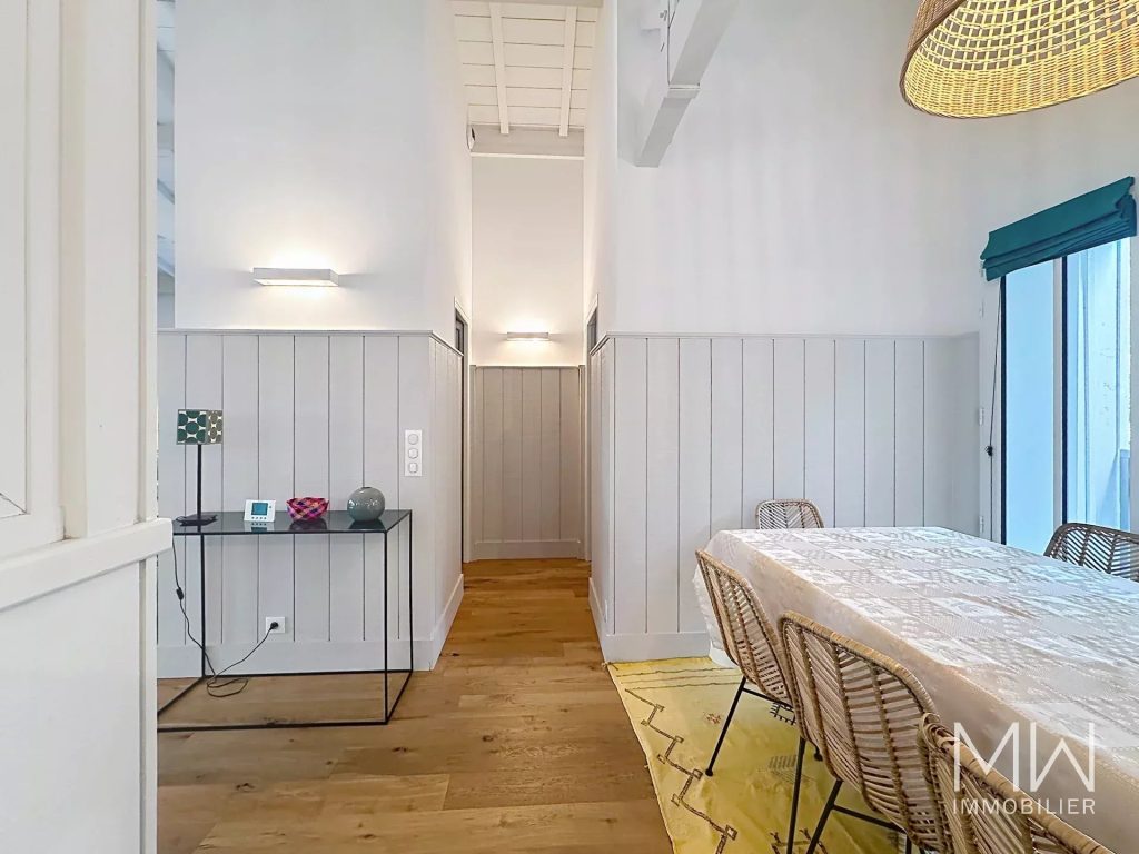 JOLIE VILLA BOIS AVEC PISCINE