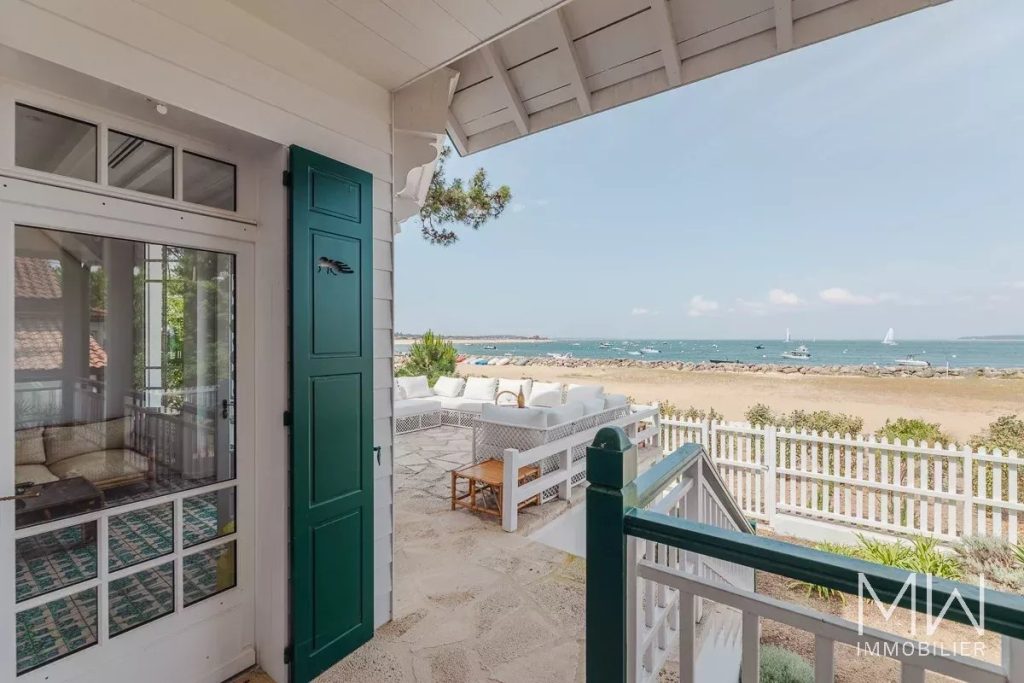 VILLA D&rsquo;EXCEPTION FACE AU BASSIN