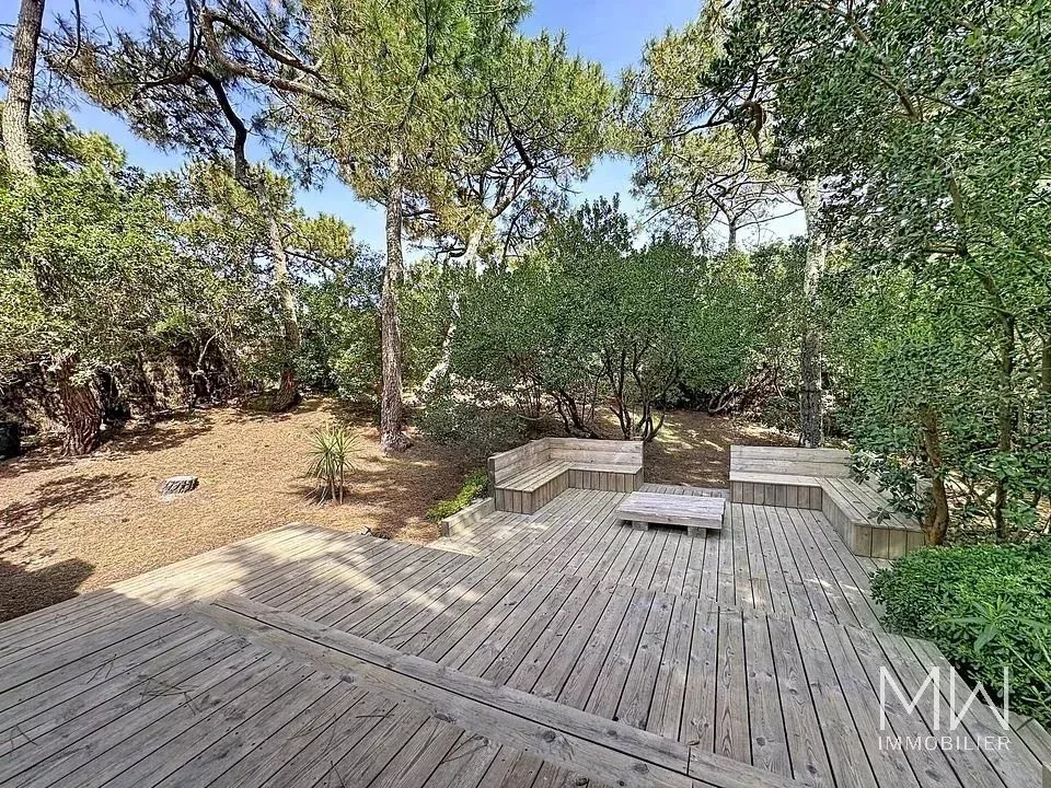 RAVISSANTE VILLA BOIS A LA POINTE