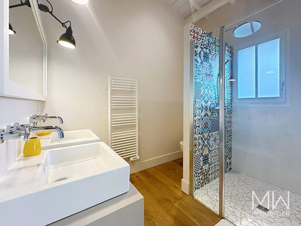 JOLIE VILLA BOIS AVEC PISCINE
